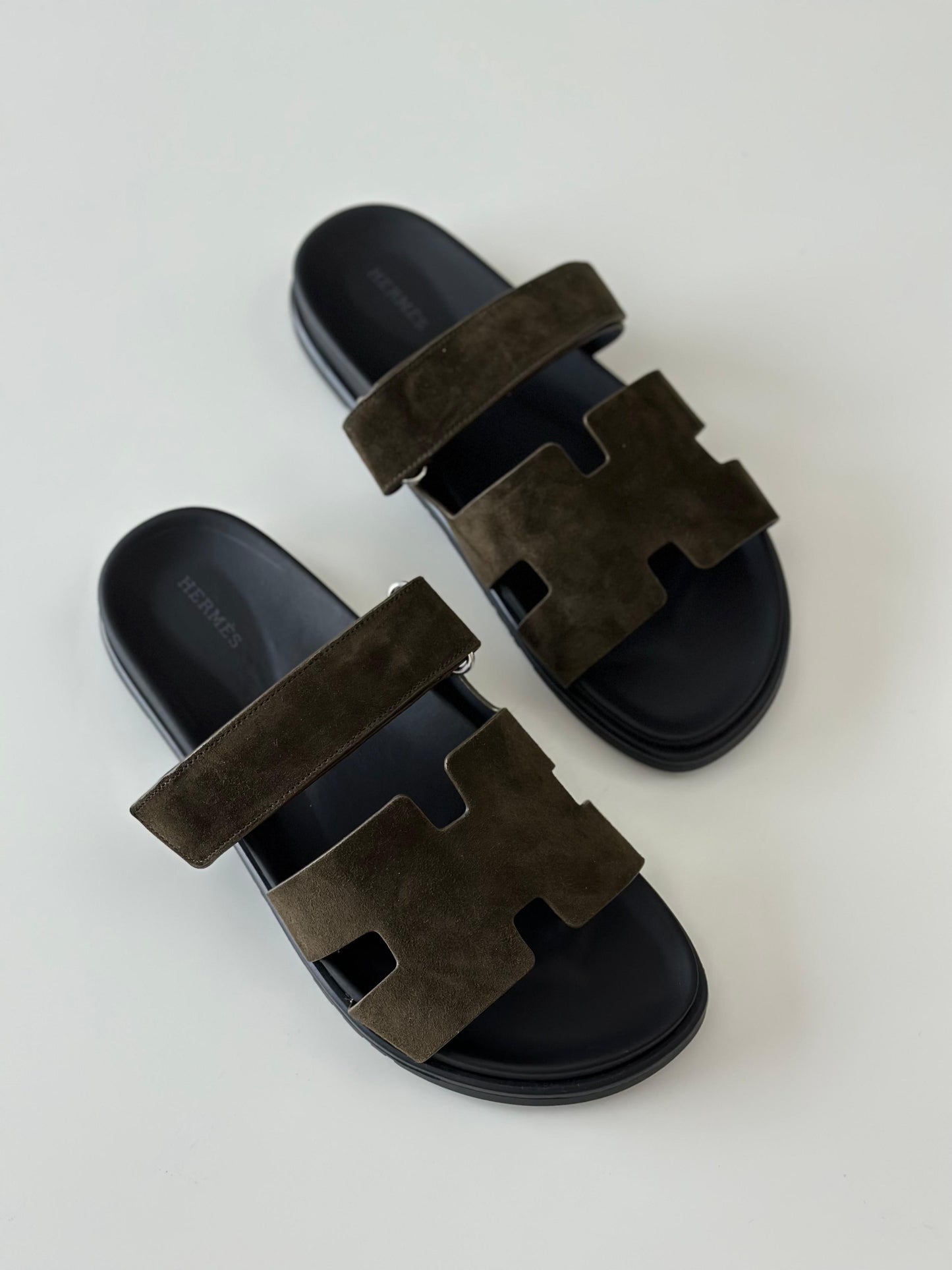 Hermès Chypre Sandal in Green Suede Goatskin – Slip-On with Adjustable Strap”