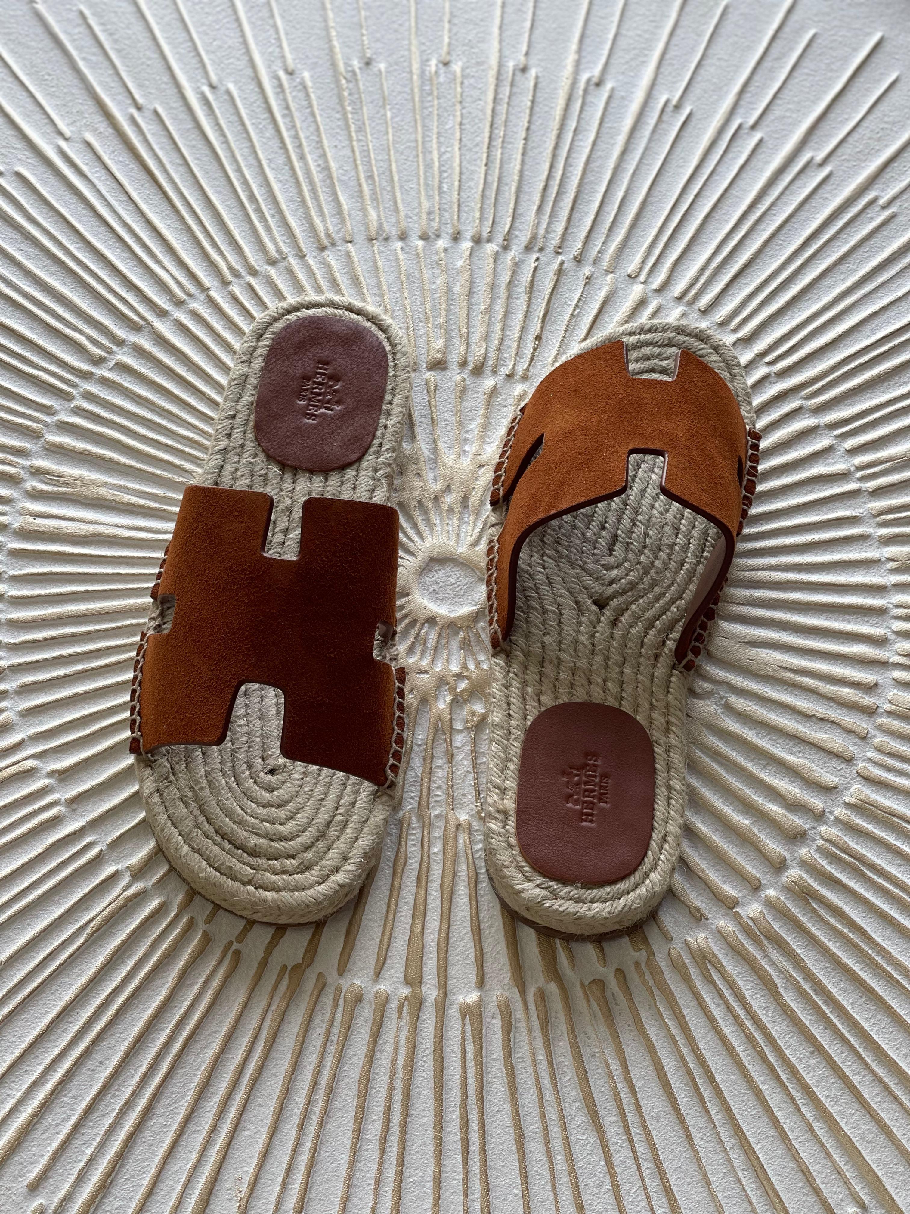 Hermès Antigua Espadrille in Gold Suede Goatskin – Casual Slip-On with H Cut-Out”