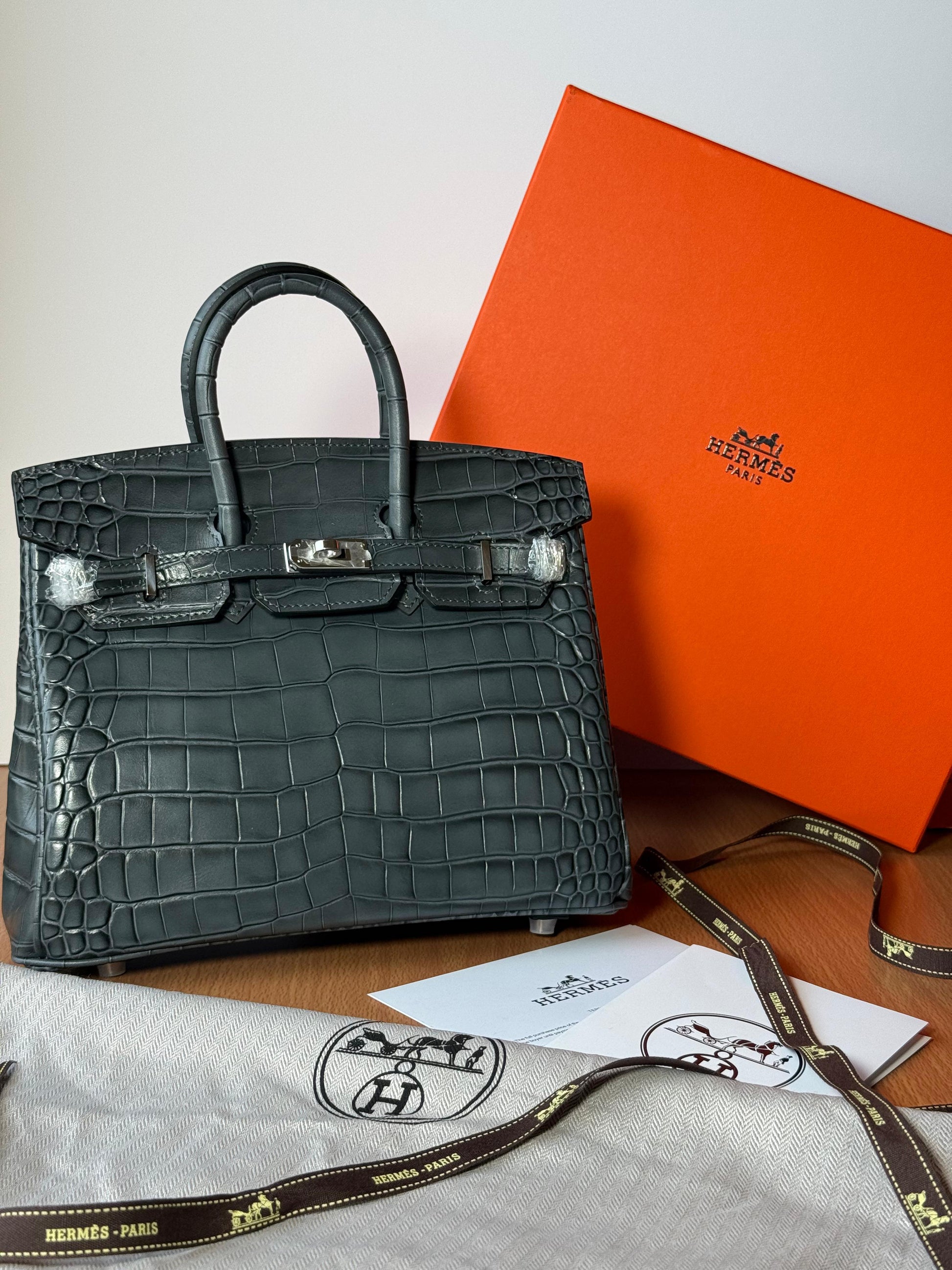 Hermès Bag | Birkin 25 Black Matte Alligator