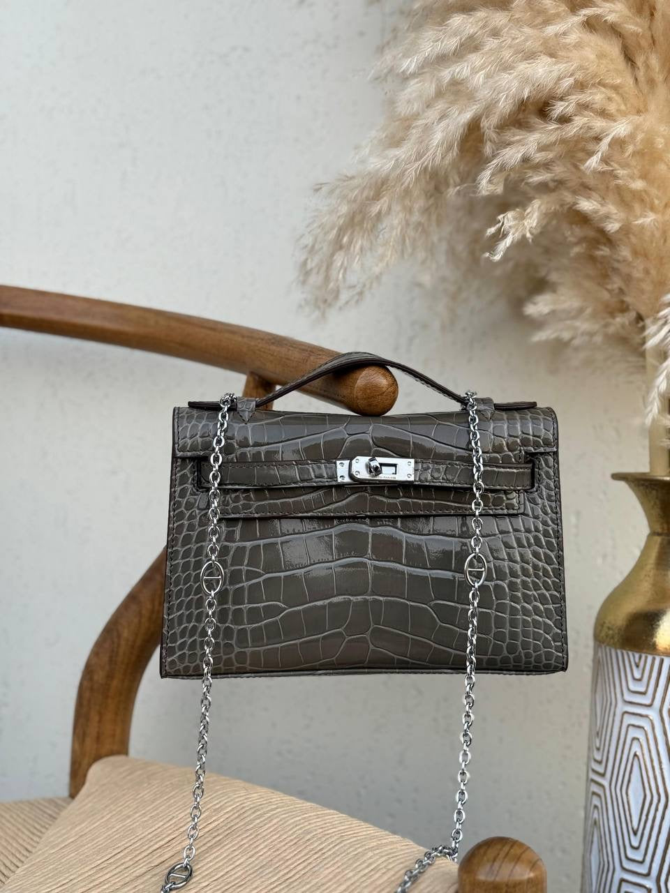 Hermés Kelly Pochette In Shiny Black Alligator Leather With a Chain Strap