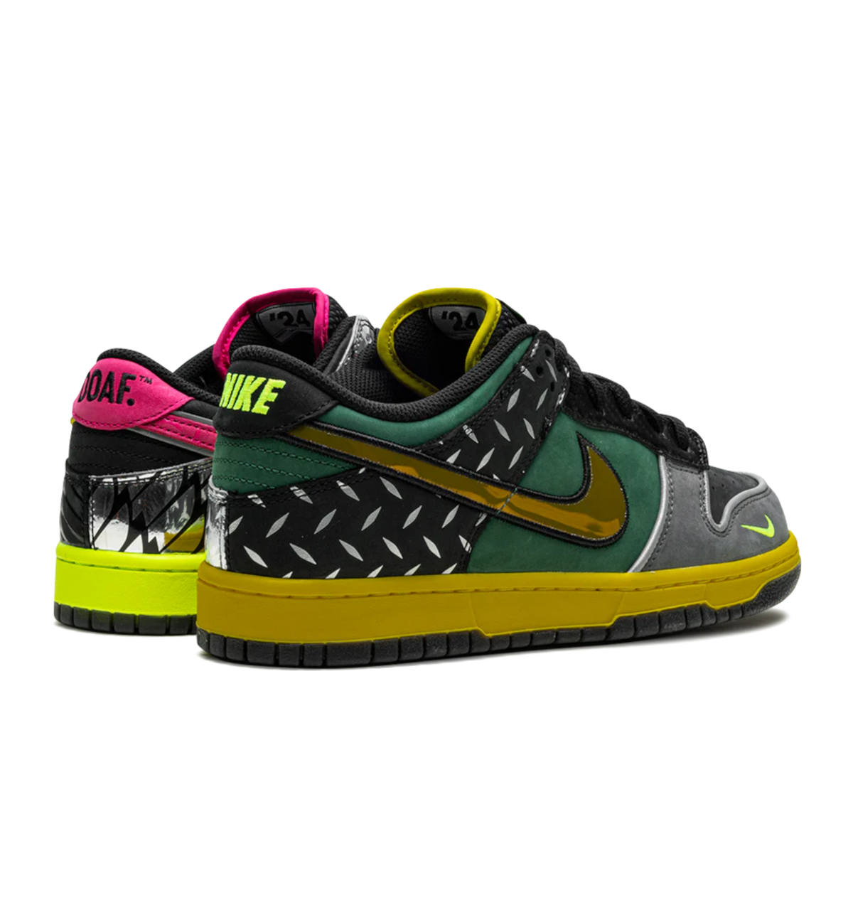 Plus proche trouvé: Nike Dunk Low 'What The Duck Home' — à vérifier